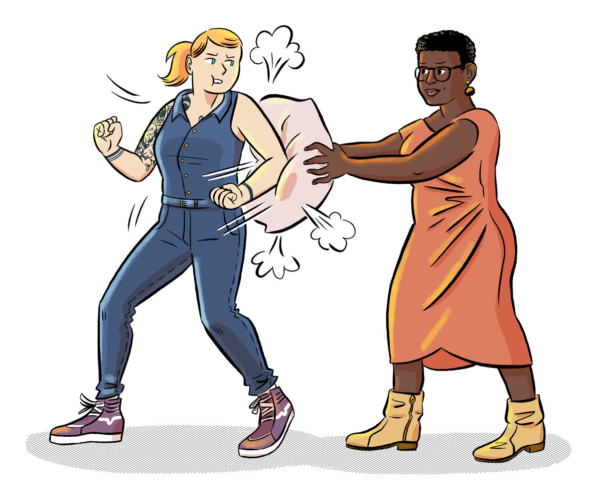 Une femme frappe avec son coude dans le coussin tenu par une autre femme